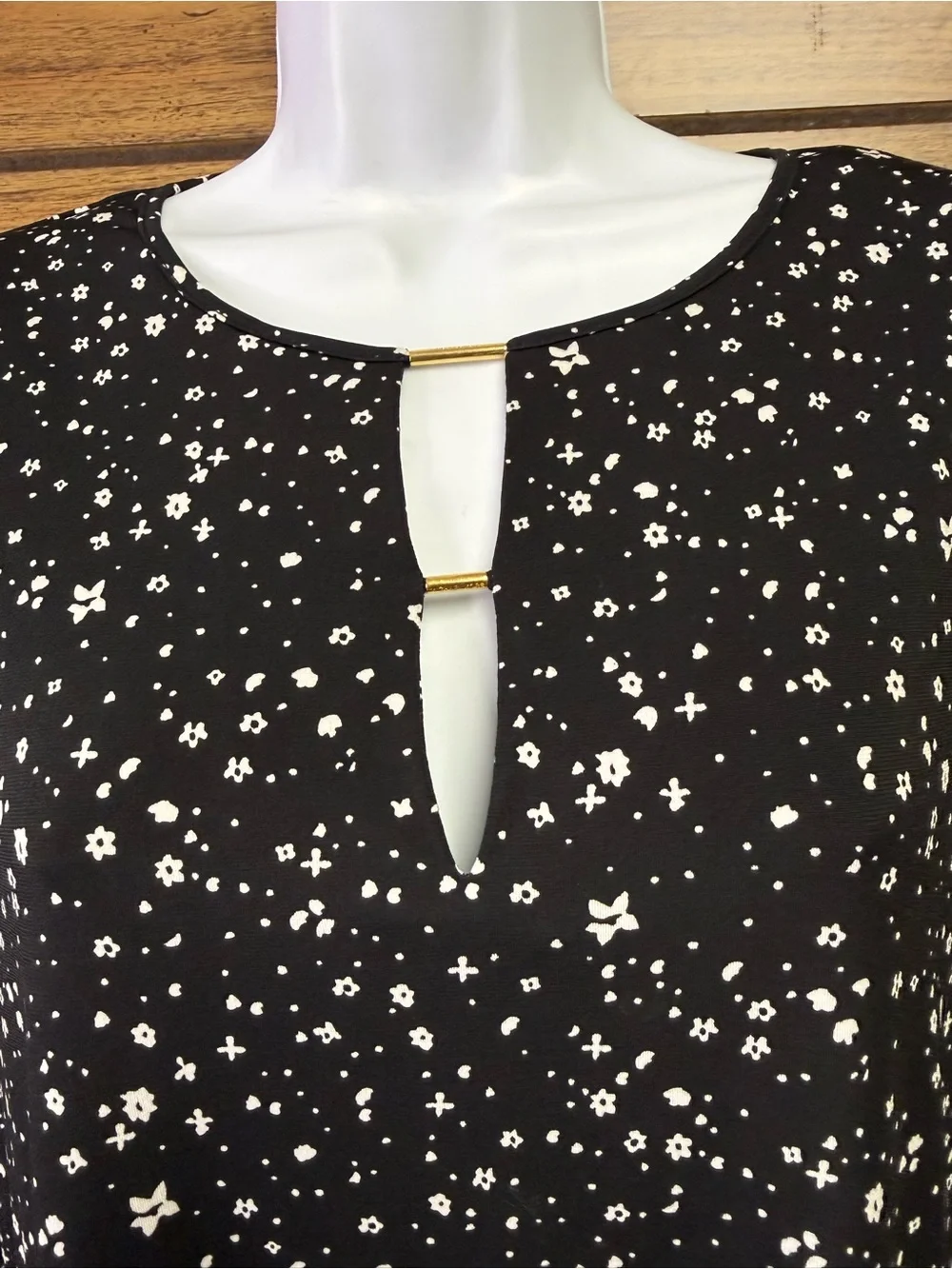Michael Kors Black Star-Print Short Sleeve Top with Gold Bar Keyhole size medium